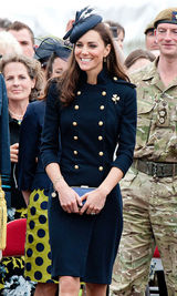 高清组图：英国王妃凯特-米尔顿军旅风装扮现身