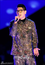 组图：Rain服军役期间奉命演出 不穿军装穿正装