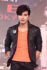 组图：贺军翔否认身体发福 穿皮衣骑机车耍帅