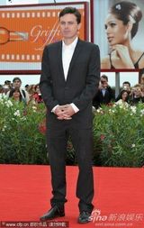 《我仍在这里》首映 导演卡西与影迷亲切玩自拍 