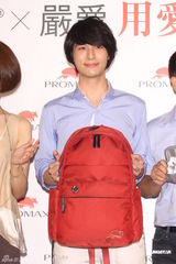 组图：严爵赠千万大礼为母庆生 另一半要孝顺