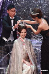 组图：2011港姐5号朱晨丽夺冠 与母亲相拥难掩激动