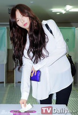 组图：4minute泫雅为韩普选投票 黑白配休闲亮相