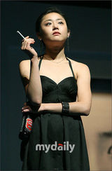 幻灯图：文根英参加舞台剧出道作《Closer》发布会