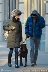 组图：海瑟薇夫妇恩爱遛狗 幸福人妻手套可爱