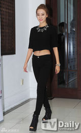 组图：Rainbow高佑丽出席活动展无赘肉身材