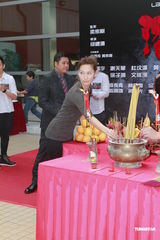 组图：《Laughing Gor》将开机 演员集体拜神