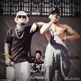 组图：比伯献唱造型女性化 结束后与赛琳娜会和