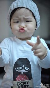 组图：钟镇涛庆女儿钟帼4岁生日 曝成长历程照