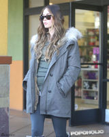 高清图：梅根-福克斯素颜挺大肚出街 老公护驾