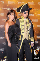 组图：霍震霆出席周年舞会 霍启刚等人陪伴身边