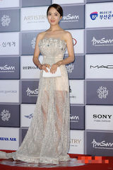 组图：釜山电影节开幕 金敏贞抹胸长裙亮相