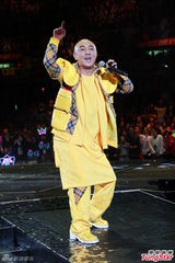 组图：张卫健鸡冠装表情搞怪 热吻巴两金