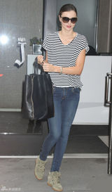 组图：米兰达-可儿着黑白纹衬衫大方出镜