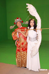 幻灯图：黎耀祥廖碧儿扮财神爱神拍新年宣传片