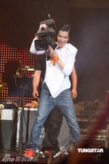 组图：萧敬腾唱《black or white》 向杰克逊致敬