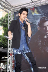 幻灯图：周杰伦签唱会魅力十足 上千粉丝冒雨捧场