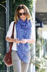 组图：艾米丽-布朗特打扮干练花围巾抢眼