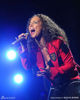 幻灯组图：碧昂斯、艾丽西亚-凯斯两大天后合唱