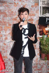 组图：何韵诗帅气亮相开心入围金马奖