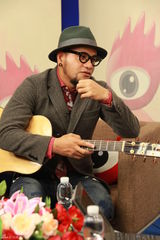 组图：张震岳畅聊专辑演唱会 自曝女友大方