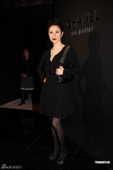 组图：赌王三女齐聚珠宝展 陈法蓉演绎冷感美