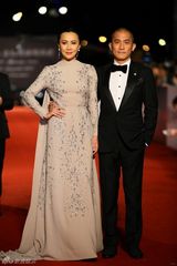 组图：梁朝伟红毯同牵刘嘉玲章子怡