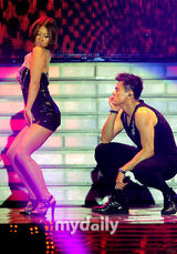 组图：韩星朴振英首尔火辣开唱 与女舞伴大胆表演