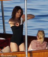 组图：德普刮胡子变奶油小生 难抑情欲抱女友狼吻