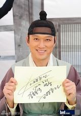 组图：吴满锡洪秀儿出席新剧《钢铁本色》签名会