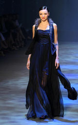 幻灯图集：布鲁姆女友米兰达性感新装秀