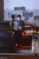 独家：夏雨宴请贵客 返座驾取红酒送礼难脱俗