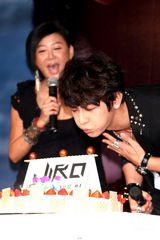 组图：汪东城生日蓝心湄送香吻 曝其“到处睡”