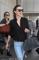 组图：米兰达便装出镜 黑衣牛仔星范十足