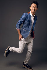 组图：张译帅气牛仔写真曝光 展现优雅熟男风范