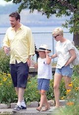 组图：米歇尔-威廉姆斯亲子三人游享欢乐午餐