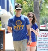 组图：《破产姐妹》戴琳斯与男友情侣装秀甜蜜