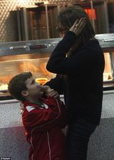 组图：贝嫂带老三买美食 踩超高跟显辣妈本色