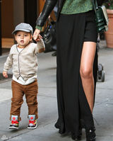 组图：超模米兰达-可儿外出 儿子弗林酷萌抢镜