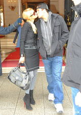 幻灯图集：帕丽斯-希尔顿与男友巴黎街头热吻