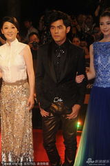 组图：周杰伦搂杰女郎帅气亮相上海电影节红毯