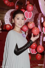 组图：黄宗泽亲吻混血小美女 与周丽淇出席亮灯仪式