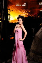 组图：叶璇钢厂拍写真 穿红衣火热拜年