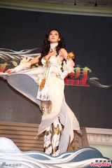 组图：林志玲cos光之女神 挥舞权杖性感曼妙