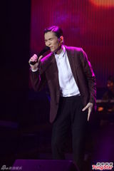 组图：萧敬腾上海开唱雨神未发威 被何韵诗调侃