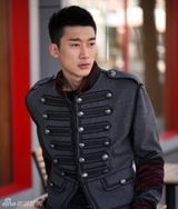 组图：时尚小生宋珉宇户外写真  展型男本色