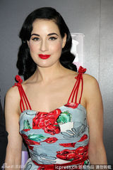 组图：脱衣舞娘黛塔红唇抢眼 蓝色花朵长裙妖娆