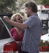 幻灯图集：布兰妮和男友杰森加油站秀恩爱