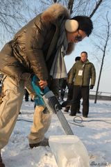 组图：黄晓明与冯小刚做“父子” 做慈善获赞誉