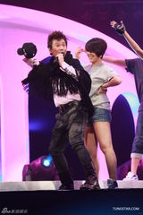 组图：张信哲红馆开唱 深情演绎哲式情歌